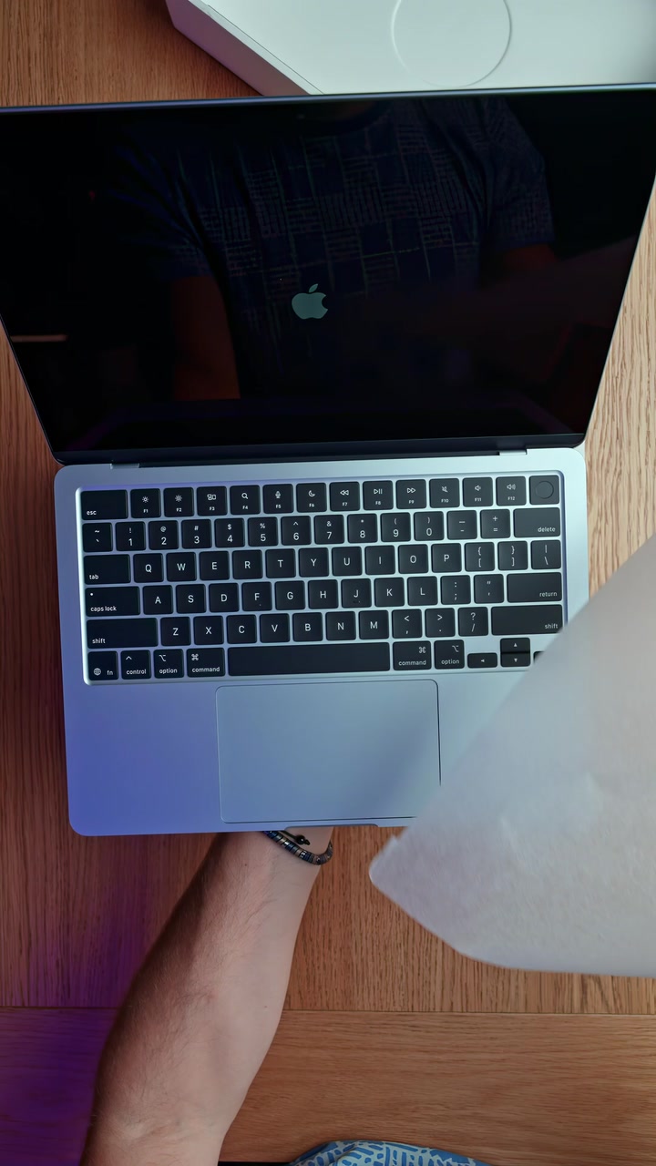 Распаковка MacBook Air в цвете Sky Blue