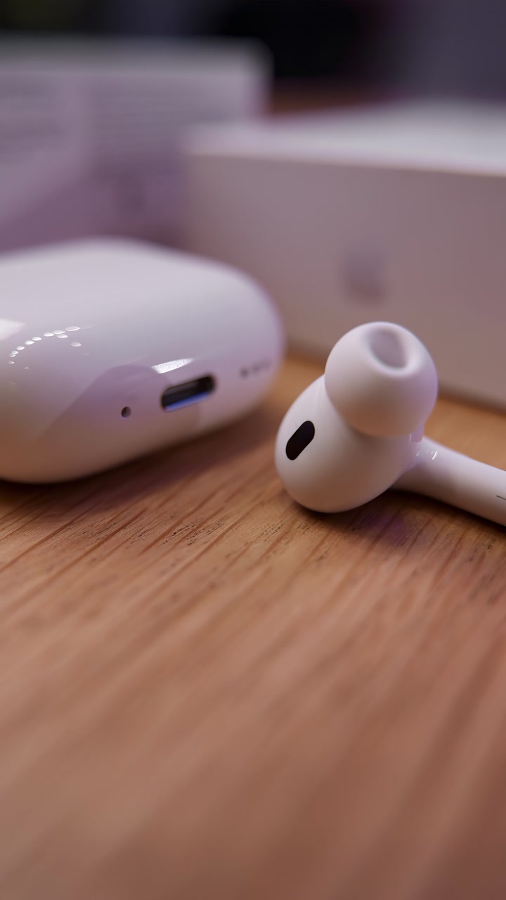 Что выбрать: AirPods 4 или AirPods Pro 2?