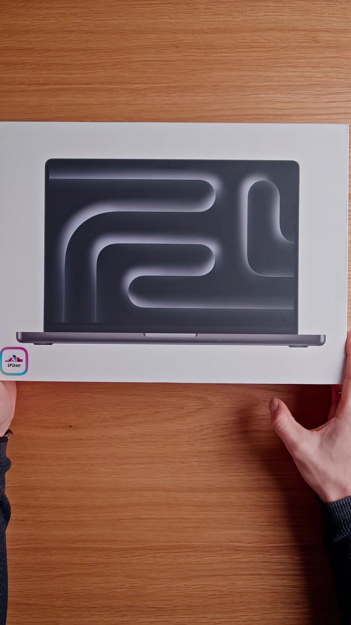 Распаковка MacBook Pro в новом цвете Space Black. Как вам новое цветовое решение от Apple?