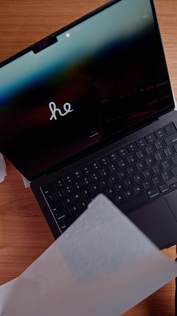 Распаковка MacBook Pro в новом цвете Space Black. Как вам новое цветовое решение от Apple?