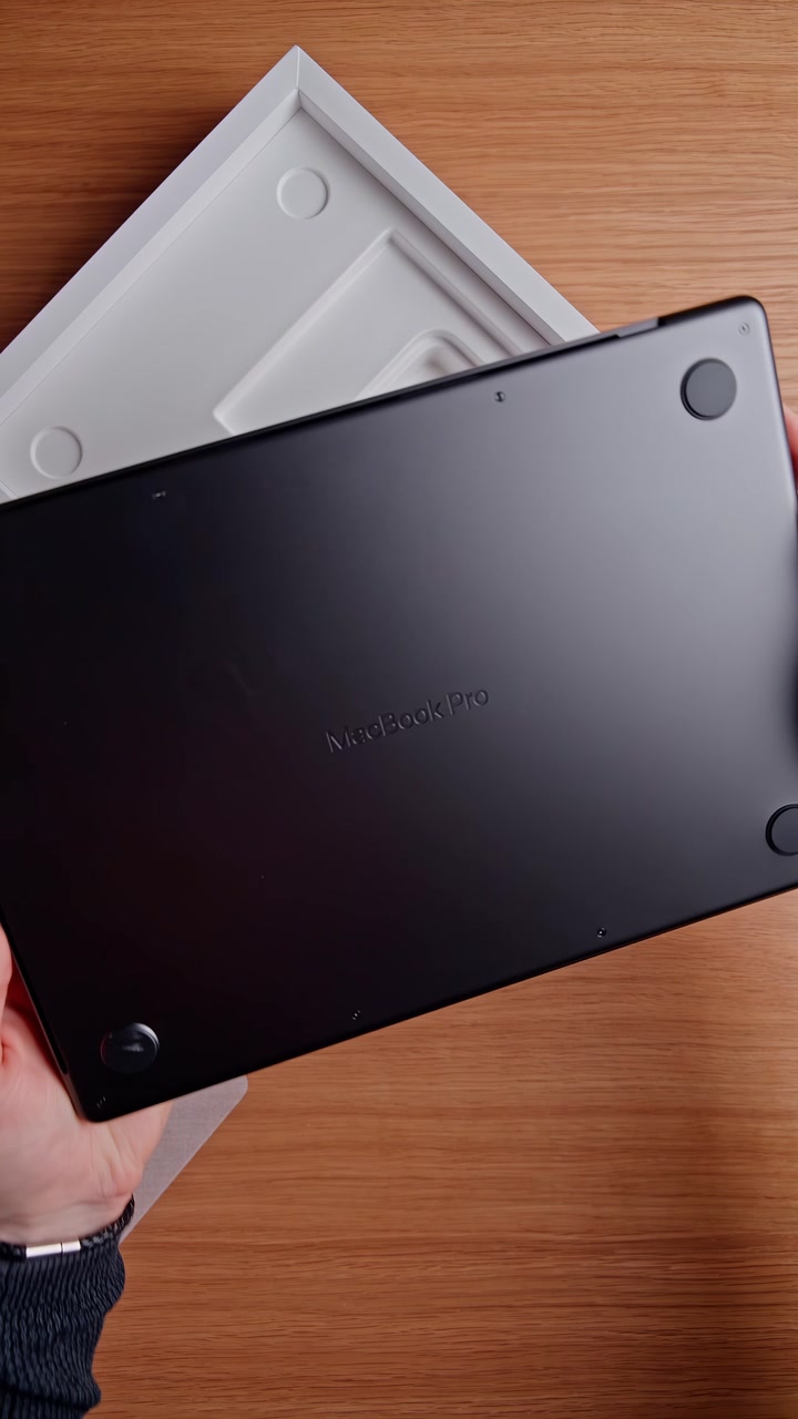 Распаковка MacBook Pro в новом цвете Space Black. Как вам новое цветовое решение от Apple?