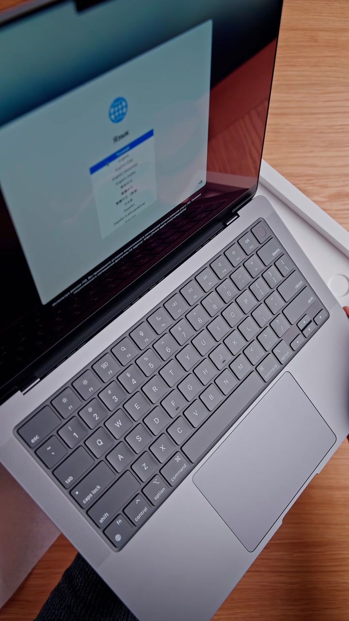 Распаковка MacBook Pro в новом цвете Space Black. Как вам новое цветовое решение от Apple?