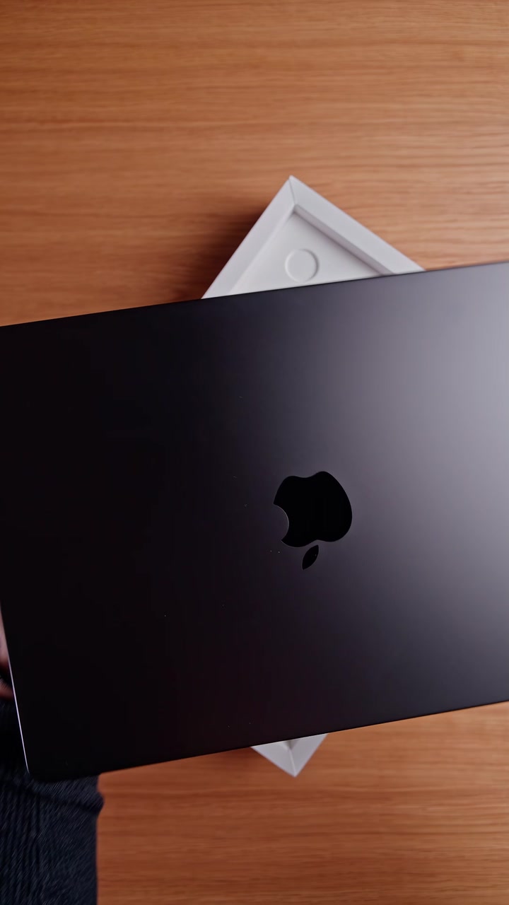 Распаковка MacBook Pro в новом цвете Space Black. Как вам новое цветовое решение от Apple?