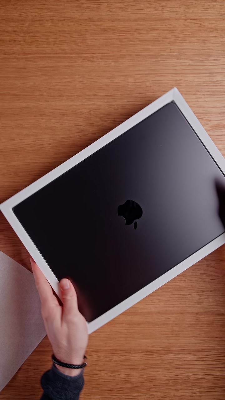 Распаковка MacBook Pro в новом цвете Space Black. Как вам новое цветовое решение от Apple?