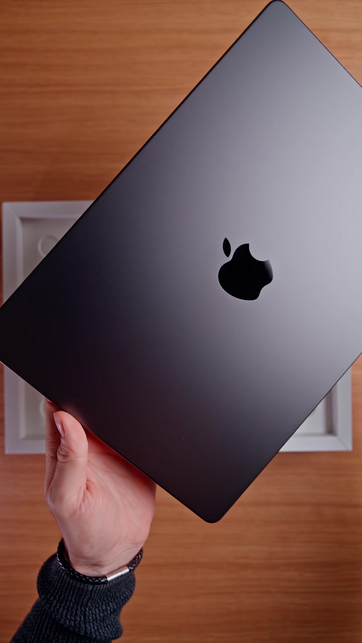 Распаковка MacBook Pro в новом цвете Space Black. Как вам новое цветовое решение от Apple?