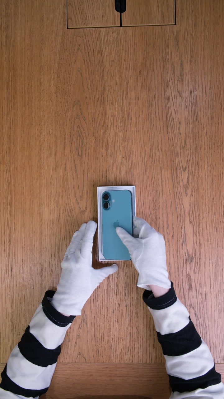 Apple iPhone 16 Teal