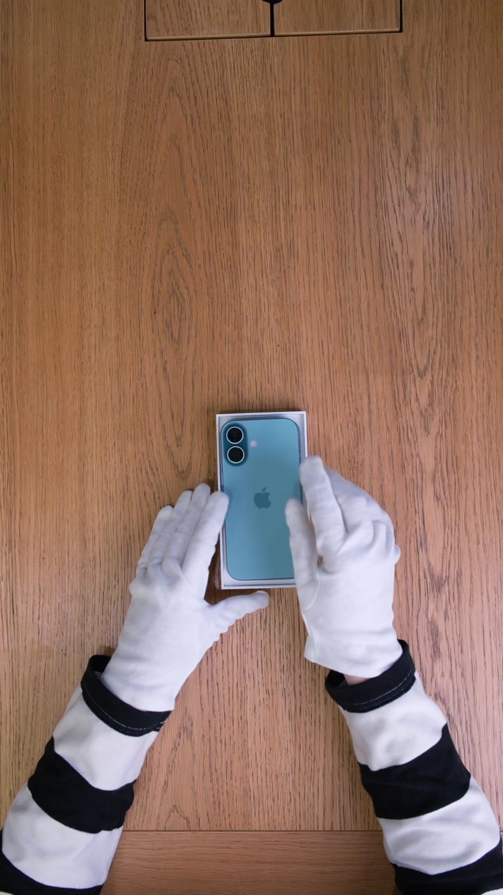 Apple iPhone 16 Teal