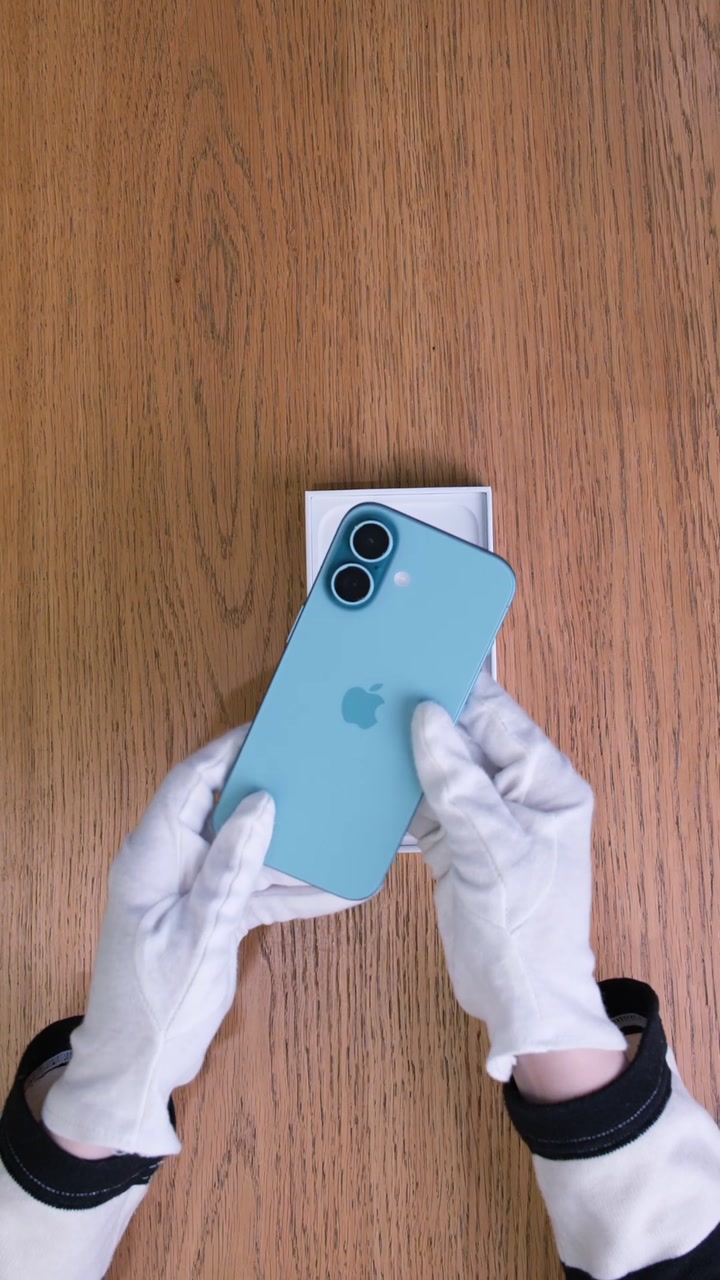 Apple iPhone 16 Teal