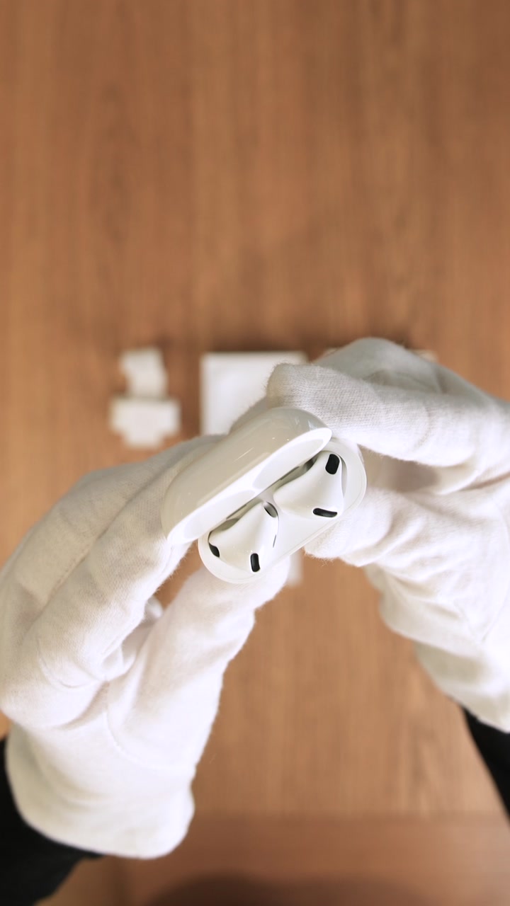 Apple AirPods (4-го поколения) с шумоподавлением ANC (MXP93)