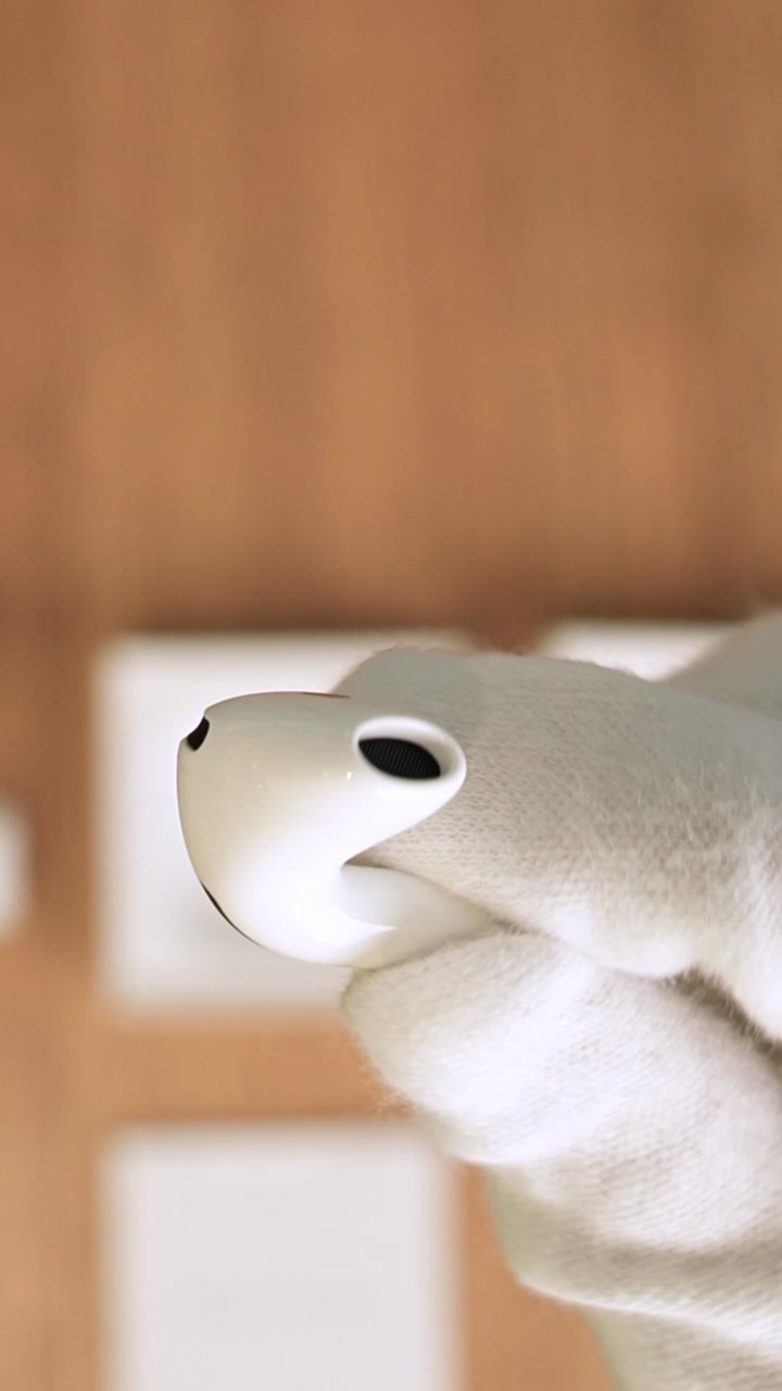 Apple AirPods (4-го поколения) с шумоподавлением ANC (MXP93)