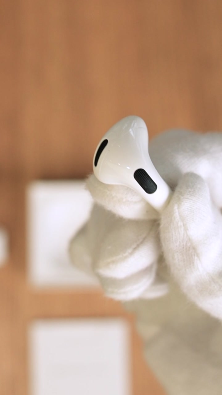 Apple AirPods (4-го поколения) с шумоподавлением ANC (MXP93)