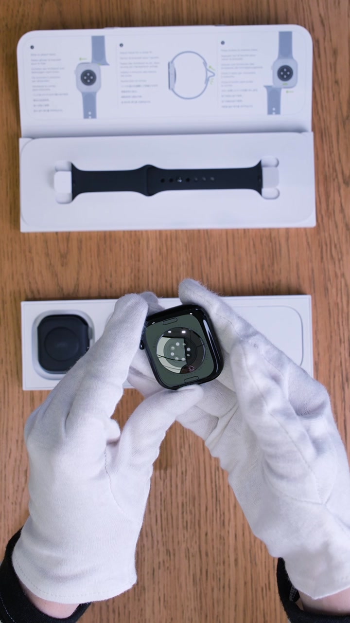 Apple Watch Series 11 46 мм Корпус из алюминия «Jet Black» Спортивный ремешок S/M «Black»