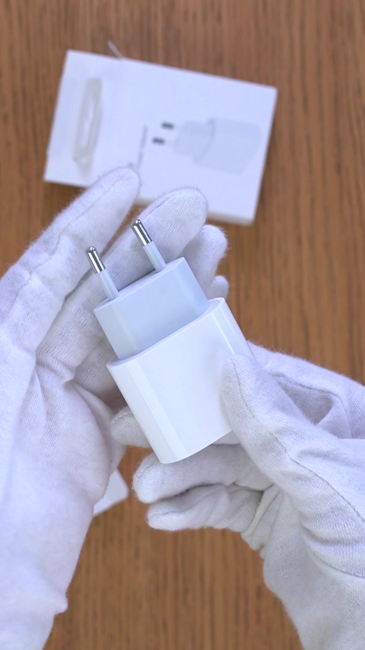 Сетевое зарядное устройство Apple 20W USB-C Power Adapter (MUVV3ZM/A)