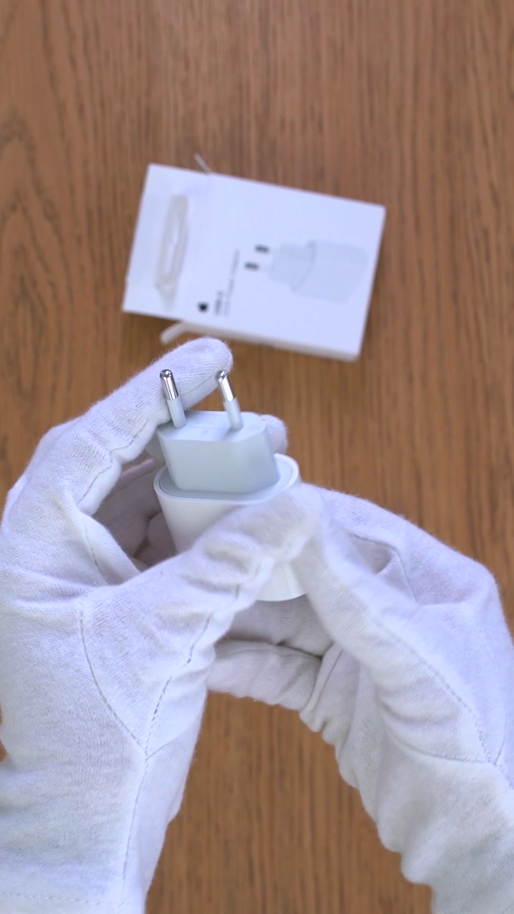 Сетевое зарядное устройство Apple 20W USB-C Power Adapter (MUVV3ZM/A)