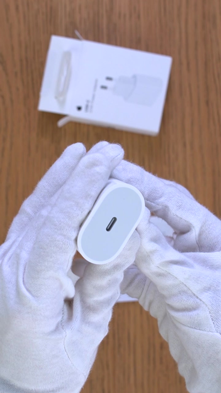 Сетевое зарядное устройство Apple 20W USB-C Power Adapter (MUVV3ZM/A)