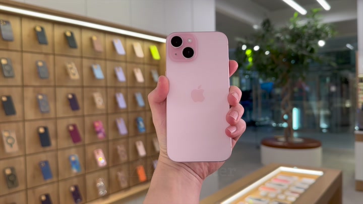 iPhone 15 Pink