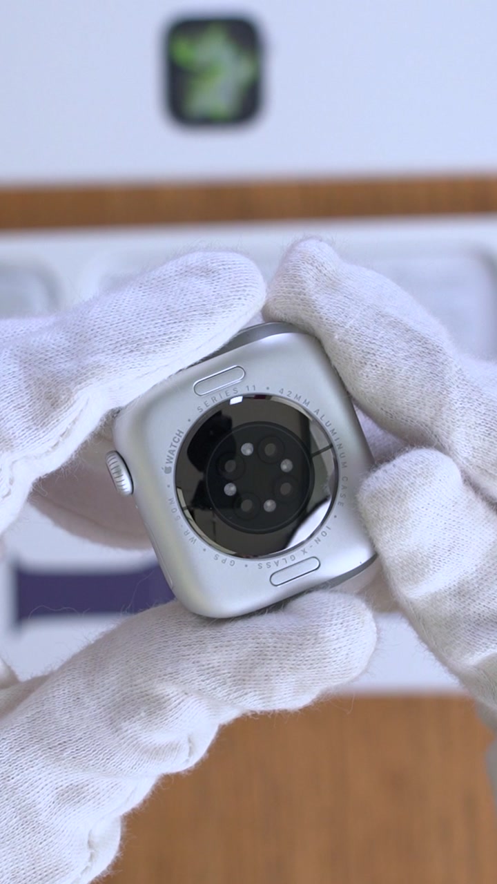Apple Watch Series 11 42 мм Корпус из алюминия «Silver» Спортивный ремешок S/M «Purple Fog»