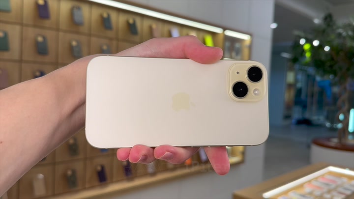 iPhone 15 Yellow