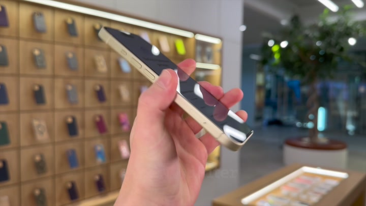 iPhone 15 Yellow