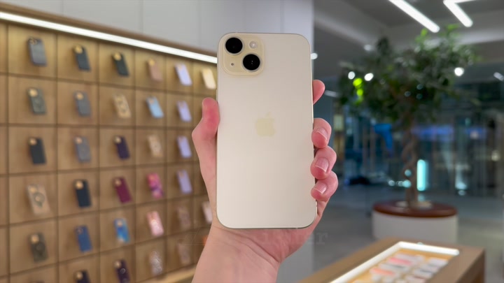 iPhone 15 Yellow