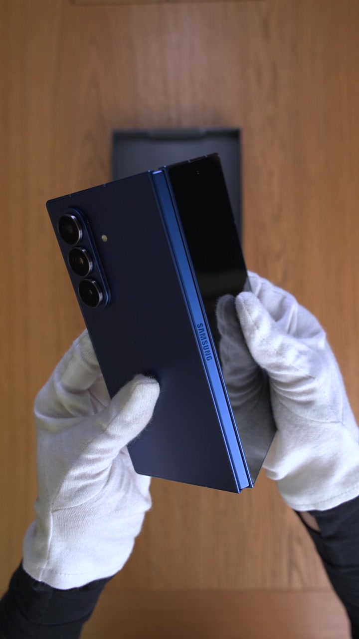 Samsung Galaxy Z Fold 7 Blue Shadow
