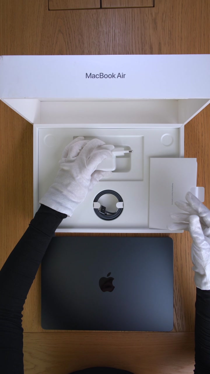 MacBook Air 13 (2025) M4 Midnight