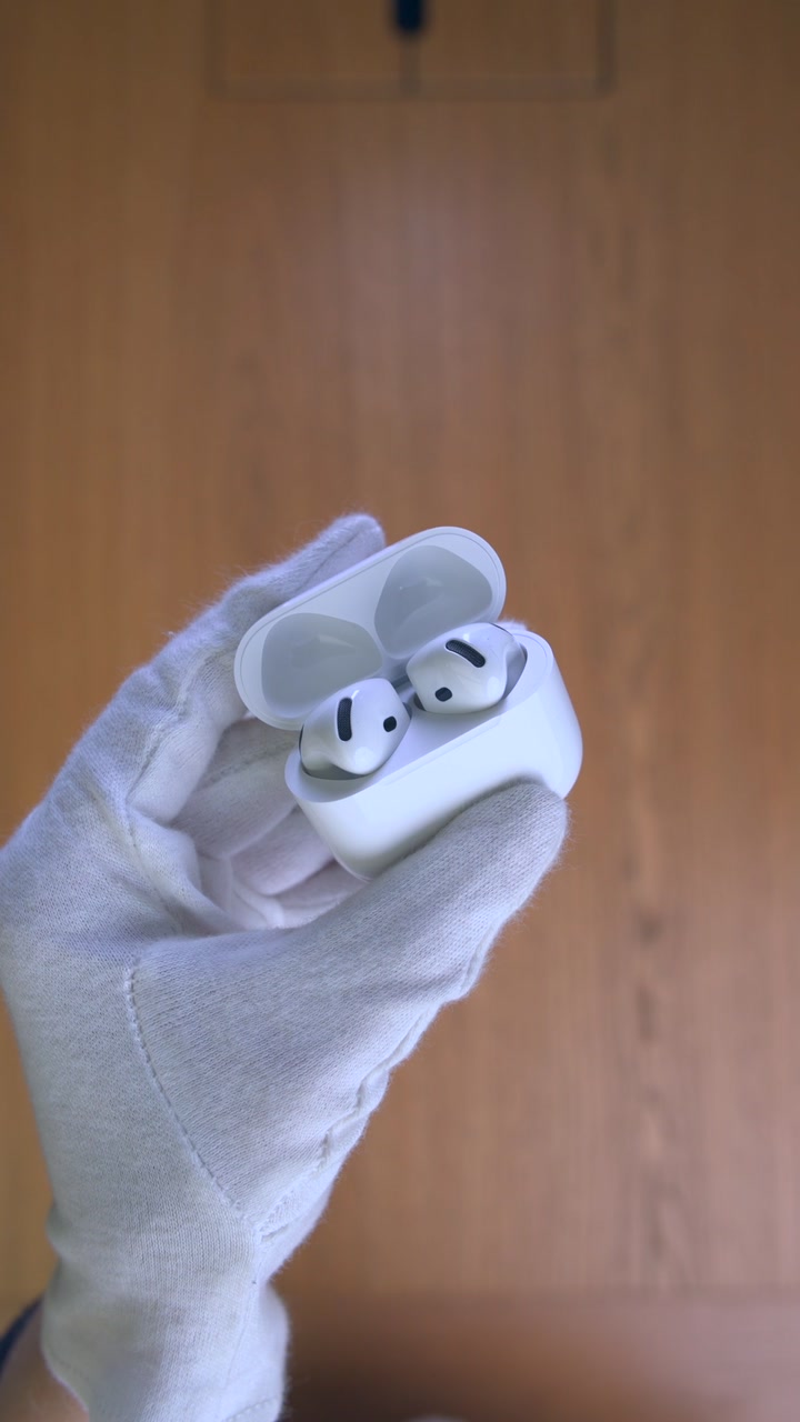 AirPods 5 с беспроводной зарядкой