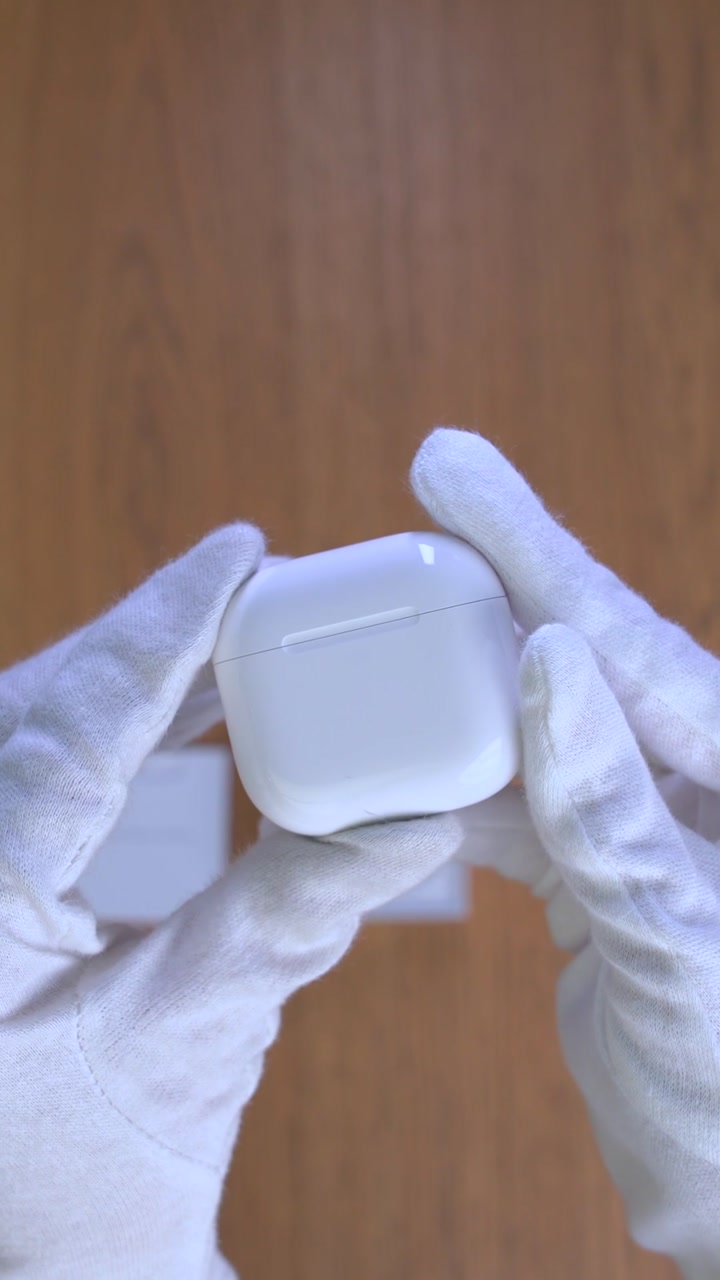 AirPods 5 с беспроводной зарядкой