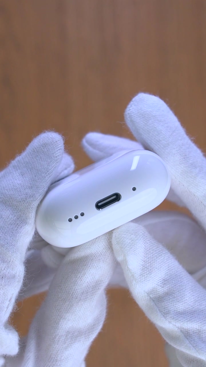 AirPods 5 с беспроводной зарядкой
