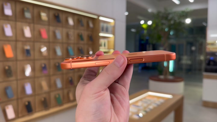 iPhone 17 Pro Cosmic Orange