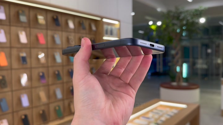 iPhone 17 Pro Deep Blue