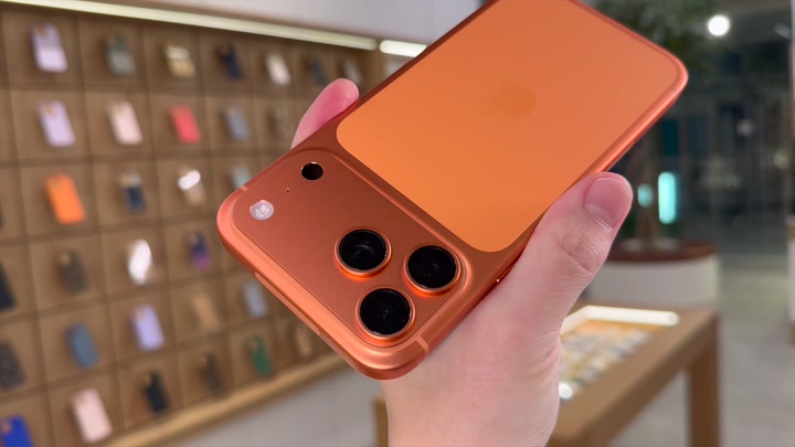 iPhone 17 Pro Max Cosmic Orange